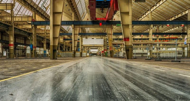 Galpão industrial desocupado, ilustrando a desmobilização de ativos empresariais.